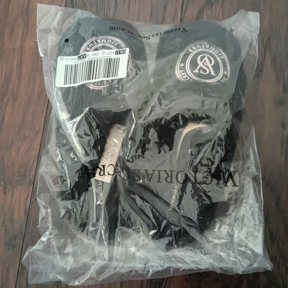 New Victoria secret Closed-Toe Faux Fur Slippers medium - Picture 4 of 4